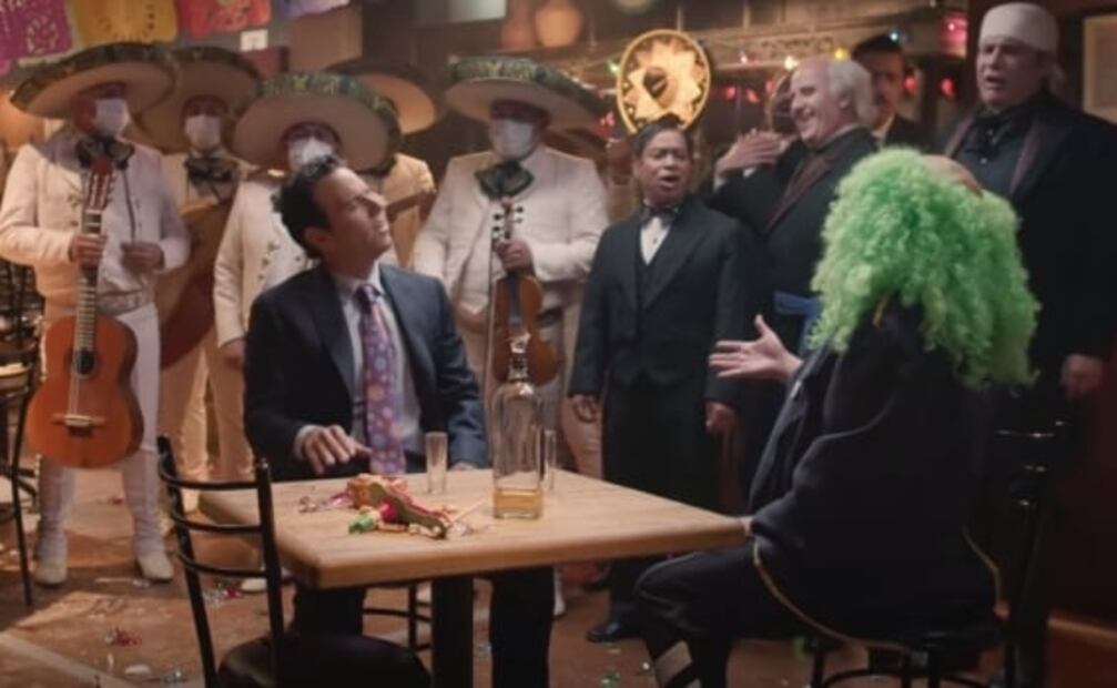 "No le sale ni una rifa"; se juntan Brozo y Loret en una cantina