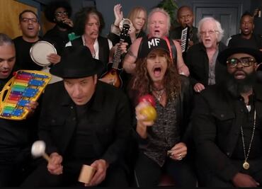 Aerosmith toca "Walk this Way" con instrumentos de juguete