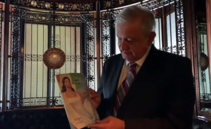 AMLO da visita guiada y saluda afuera de Palacio Nacional