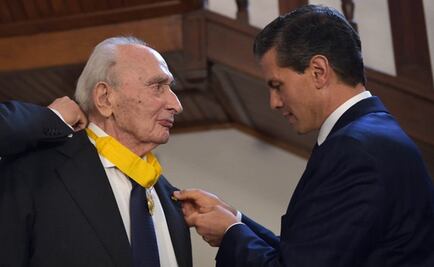 EPN condecora a Sartori por aportes a la democracia