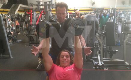 Schwarzenegger ayuda a su hijo a ejercitarse