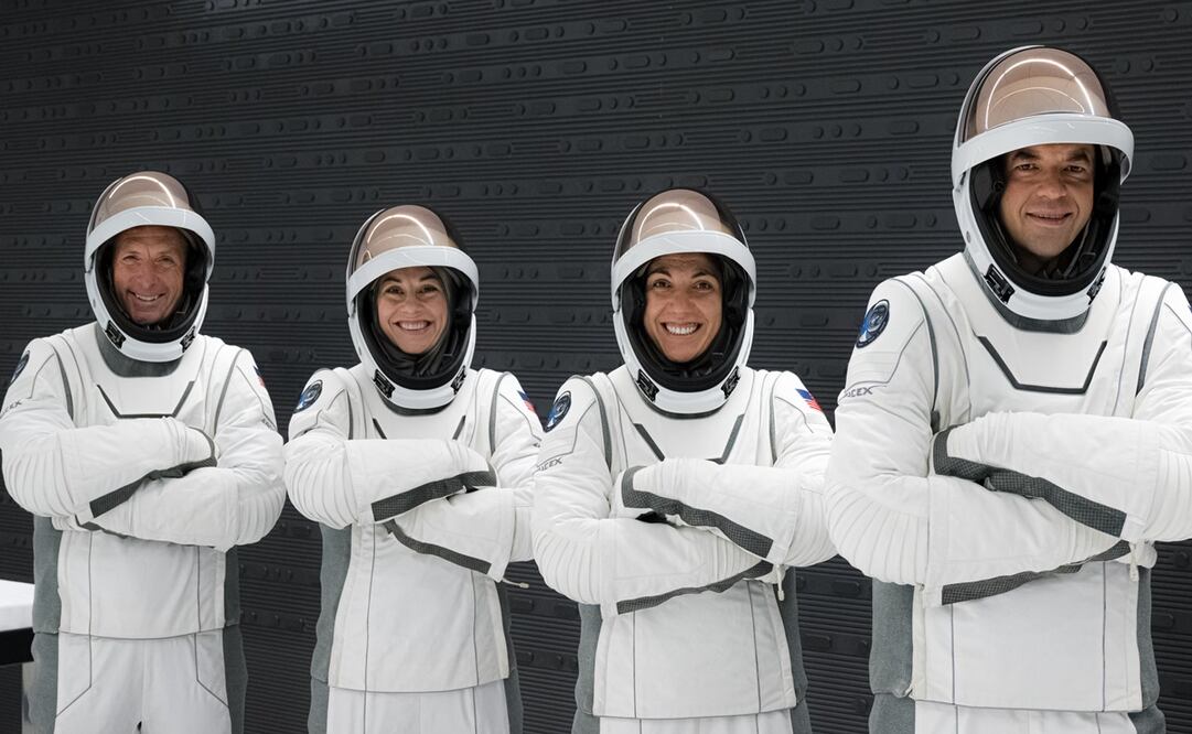 Fotografía de los cuatro tripulantes de la misión (de izq a der) el comandante Jared Isaacman, el piloto Scott 'Kidd' Poteet, y las especialistas Sarah Gillis y Anna Menon posando con sus trajes en el Kennedy Space Center en Merritt Island, Florida (EE. UU). EFE/John Kraus/Polaris Program