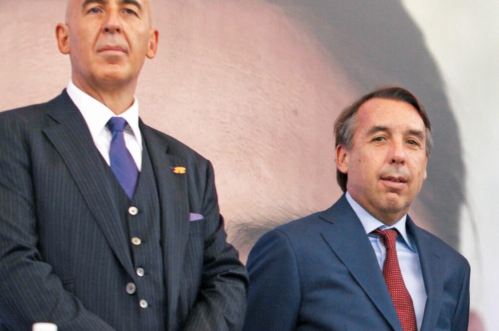 Marcos Ramírez, director general de Grupo Financiero Banorte, y Emilio Azcárraga, presidente de Grupo Televisa, en la graduación de alumnos del programa Bécalos, en las inmediaciones del Antiguo Colegio de las Vizcaínas (GALO CAÑAS. CUARTOSCURO)