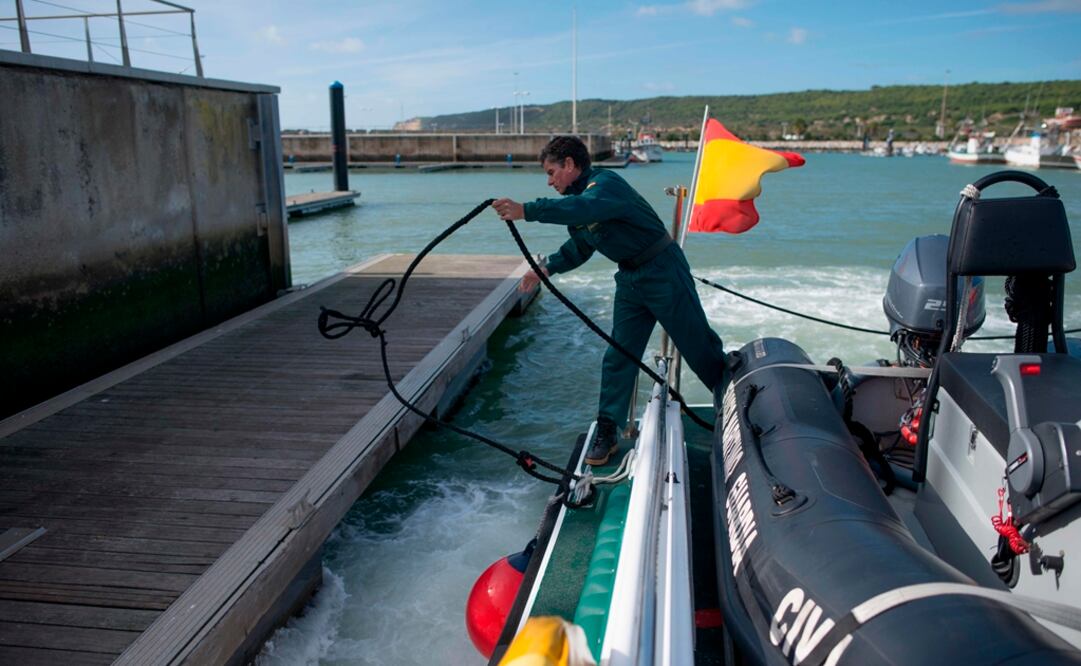 "Una llamada desde Marruecos al centro de Salvamento Marítimo dijo que había un par de menores flotando en una rueda de camión en la Bahía de Algeciras, España". Foto: AFP