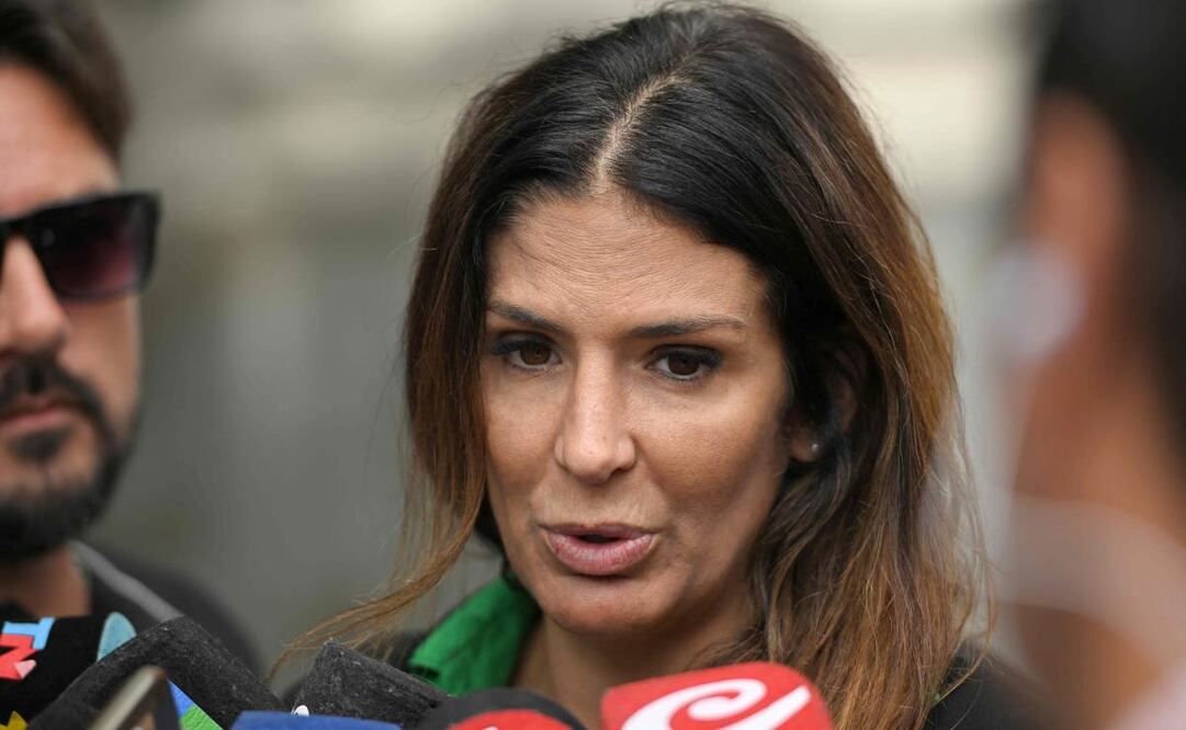 La jueza Julieta Makintach habla con los medios de comunicación a las afueras del Honorable Senado de la Provincia de Buenos Aires en La Plata, Argentina, el 12 de noviembre de 2025, donde se desarrolla su juicio político. Foto: AFP