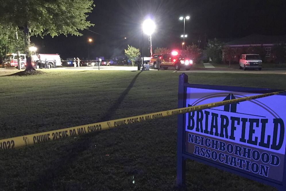 Tras el tiroteo, agentes de seguridad inundaron el lugar de los hechos y las calles circundantes. Varios vehículos de emergencia acudieron a un área de apartamentos cercana