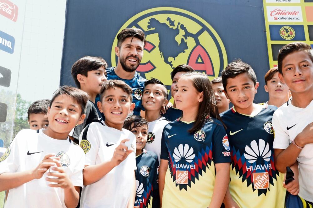 Oribe Peralta reunió a un grupo de fuerzas infantiles para tomarse la foto. (LUIS CORTÉS. EL UNIVERSAL)
