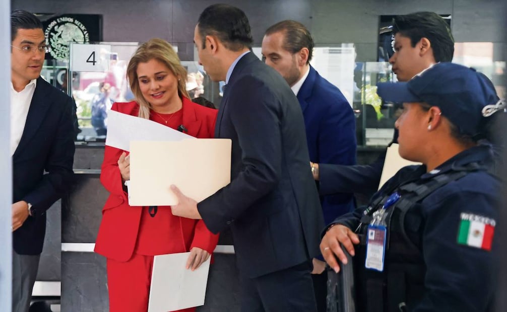 Maru Campos entregó a la FGR un oficio en el que indicó que acudía a las
instalaciones para dar respuesta puntual a la citación. Foto: Carlos Mejía / EL UNIVERSAL