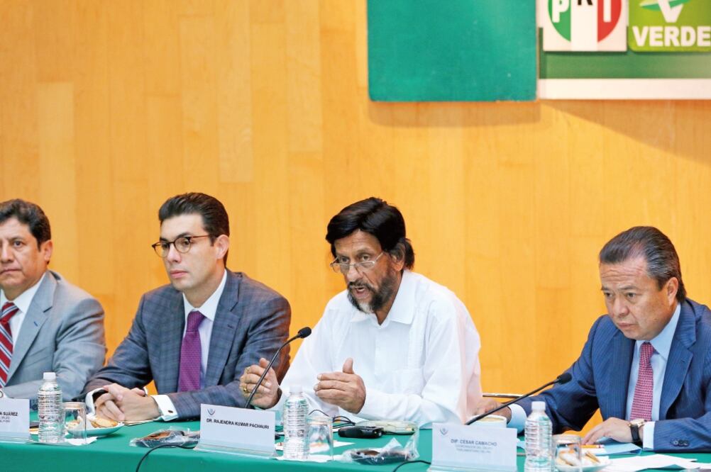 Rajendra Kumar, premio nobel de la paz 2007 (centro), se reunió con legisladores del PRI, entre ellos su coordinador, César Camacho (izq.) 
