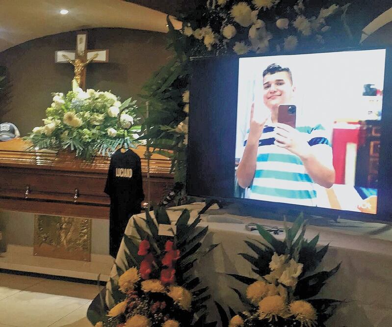 Sólo familiares cercanos entraron al lugar en donde era velado Luciano. Foto: Especial