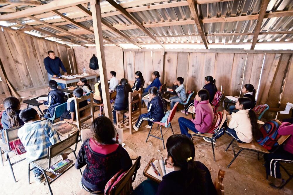 Durante más de nueve años el maestro Jaime Bruno ha impartido clases a niños na savi en la comunidad de San Miguel Amoltepec (Texto y fotos: SALVADOR CISNEROS)