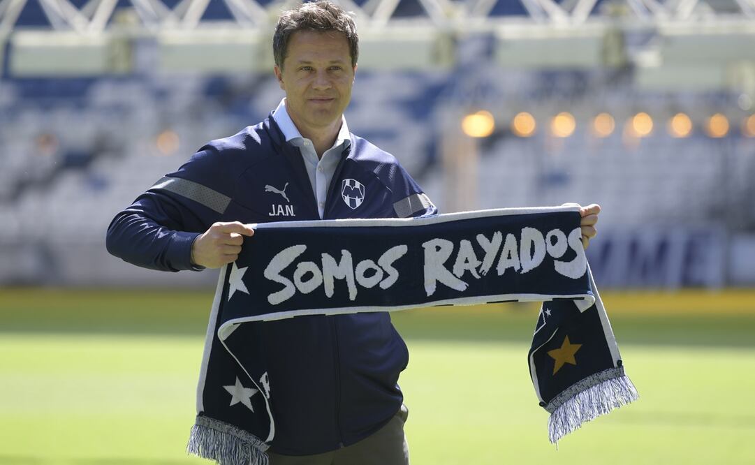 El nuevo directivo de Rayados posando en la cancha del Gigante de Acero / Foto: Imago7