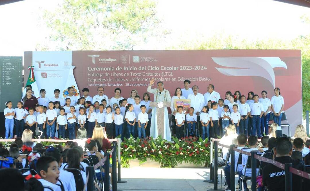 Gobernador Américo Villarreal Anaya entrega más de tres millones de libros de texto gratuitos y 48 mil 937 paquetes de Villarreal, útiles y uniformes escolares de educación básica. Foto: Especial