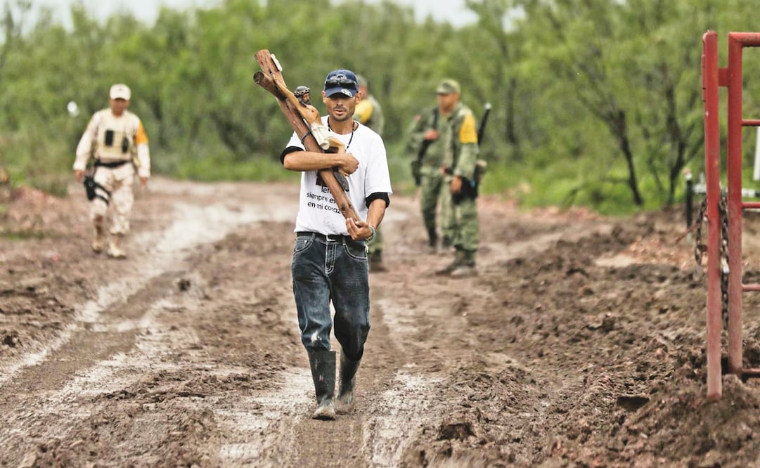 Epigmenio llevaba de regreso un Cristo de madera al término de la misa en la mina de El Pinabete, en Sabinas, donde su padre Jaime Montelongo Pérez cumplió un mes de quedar atrapado.
