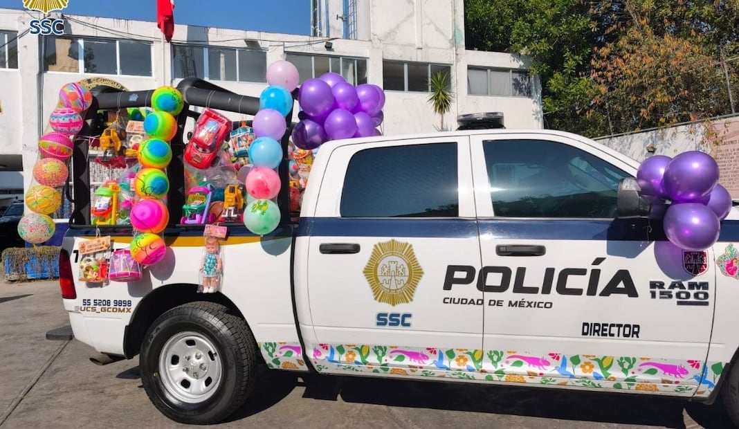 Policías llevan la ilusión del Día de Reyes a la CDMX; reparten juguetes en calles y hospitales. Foto: Especial