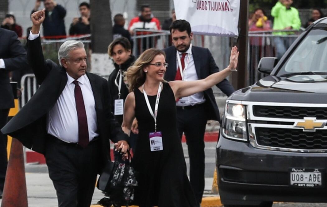Acompañado de su esposa, Beatriz Gutiérrez Müller, llega a la UABC en Tijuana Andrés Manuel López Obrador quien le dedica este debate a los migrantes de México. Foto: Germán Espinosa/EL UNIVERSAL