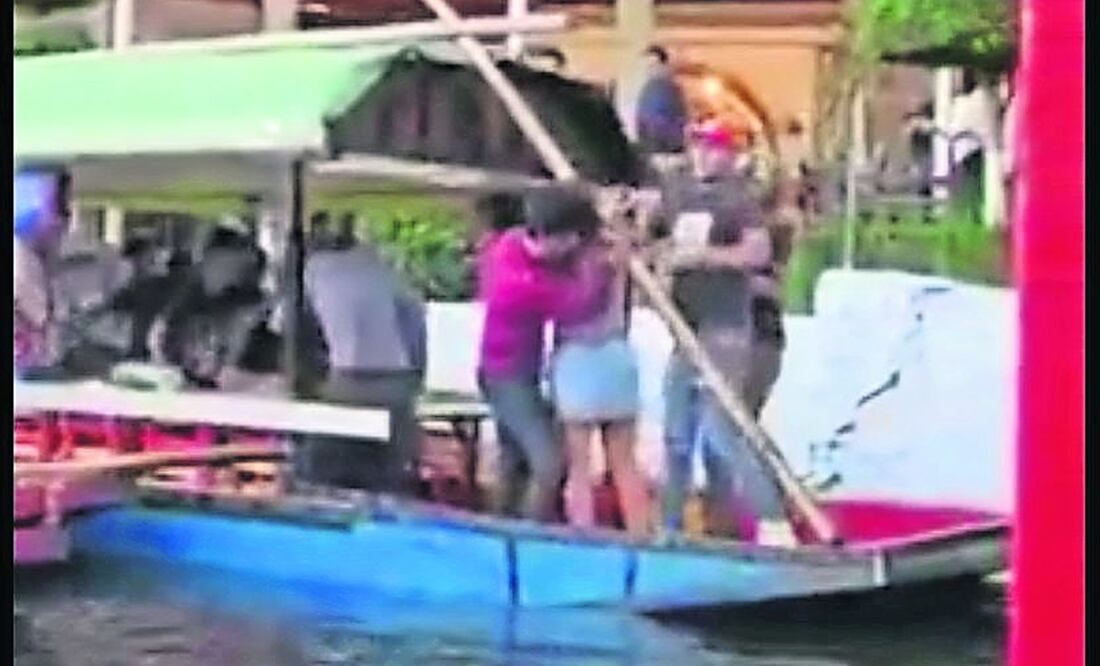 El fin de semana se viralizó una batalla campal en las trajineras, Foto: Tomada de video