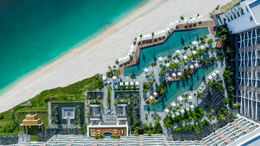 Cuenta con dos albercas de borde infinito
y servicio de atención personalizada en esa zona. Foto: Waldorf Astoria