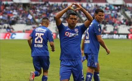 Cruz Azul golea a Santos y consigue su primera victoria