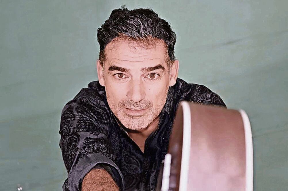 Chao interpreta el tema de la telenovela Tenías que ser tú. Foto: Cortesía