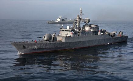 Armada de Irán se enfrenta a destructor de EU en el mar de Omán; el buque amenazó con atacar, según la televisión estatal iraní
