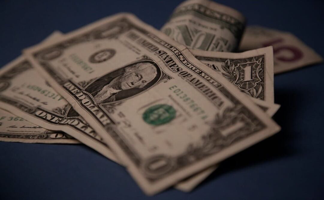 Dólar cotiza en $18.49 a la venta en el AICM