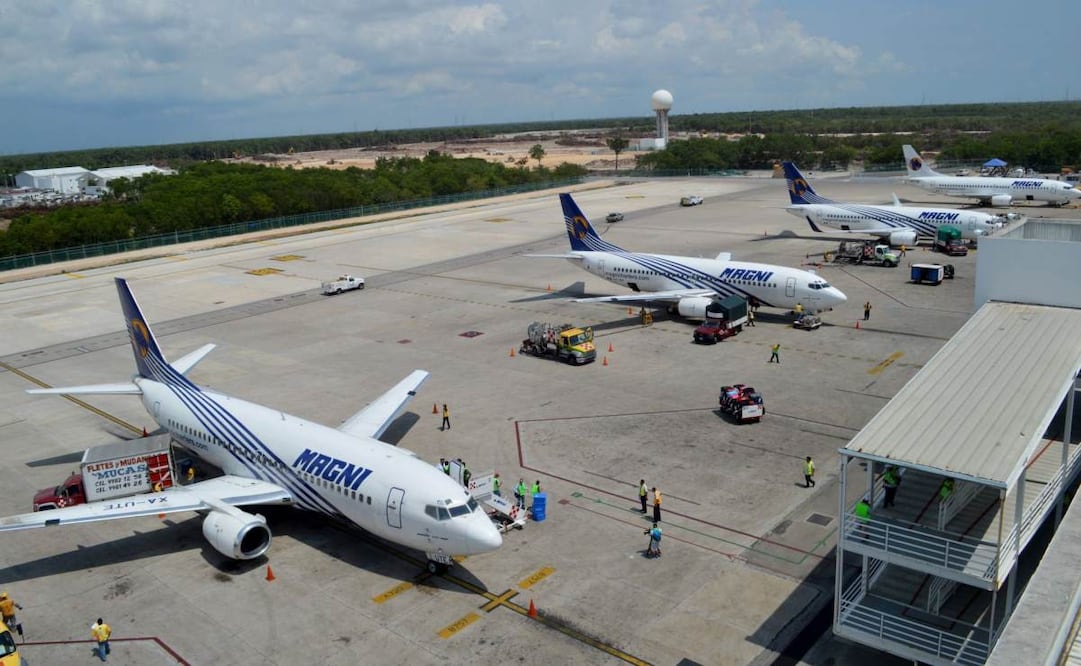 La aerolínea mexicana Magnicharters incrementará su flota de viajeros nacionales e internacionales hasta 5 millones de clientes por año, luego del incremento de 5.5% que registra actualmente, en comparación con el año pasado, Cancún continúa como principal mercado de destinos turísticos debido al esquema de negocios que ofrece paquetes completos a los visitantes. La aerolínea festeja hoy su 31 aniversario, donde se llevará a cabo el MAGNIFAM evento que reúne a 600 agentes de viajes que llegaron en 4 vuelos procedentes del D.F., Guadalajara y Monterrey. Foto: Cuartoscuro