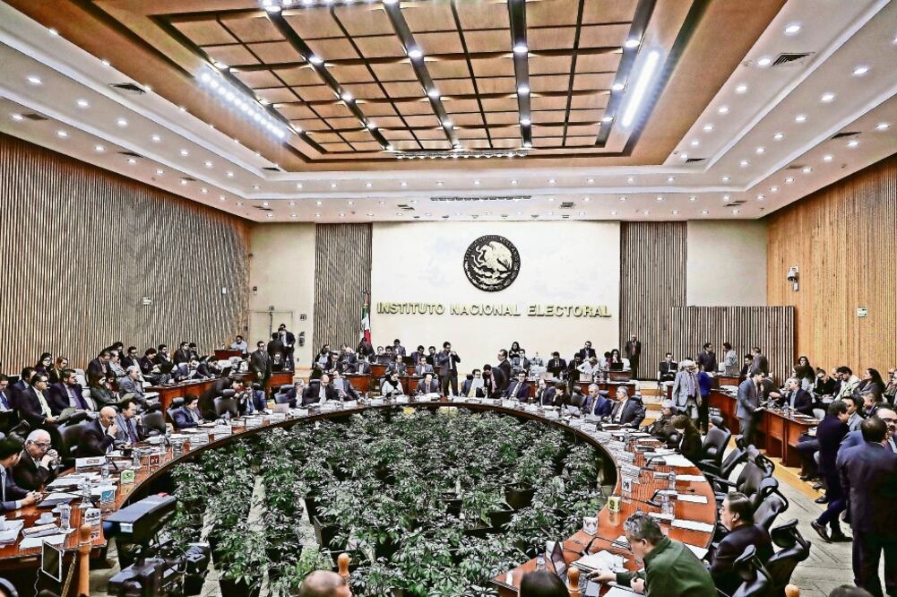 Al mismo tiempo. El 20 de mayo es la fecha en la que chocan las transmisiones de la Federación Mexicana de Futbol y del Instituto Nacional Electoral (ARCHIVO EL UNIVERSAL)