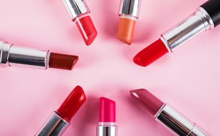 ¿Usas maquillaje? Este es el número que una mujer usa de labiales al año; cantidad que gasta en cosméticos toda su vida asciende a miles de pesos