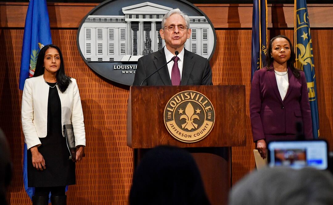 El Fiscal General de los Estados Unidos, Merrick Garland, en el centro, habla durante una conferencia de prensa en el Louisville Metro Hall en Louisville. Foto: AP