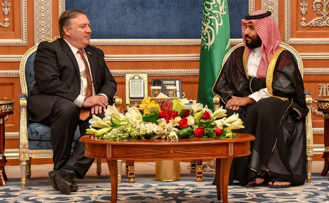 Fotografía cedida por el Departamento de Estado estadounidense que muestra al secretario de Estado estadounidense, Mike Pompeo (i), durante su encuentro con el príncipe heredero saudí, Mohamed bin Salman, en Riad (Arabia Saudí) (Foto: EFE)