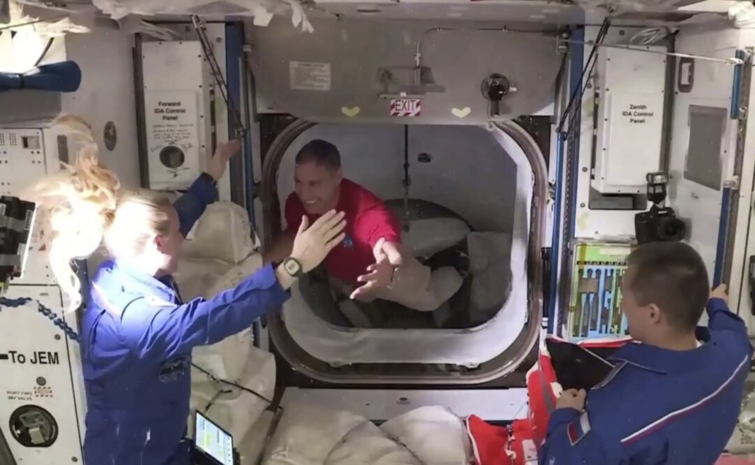 El comandante de la tripulación Crew-1, Michael Hopkins es recibido por los habitantes de la EEI. Foto: NASA TV vía AP