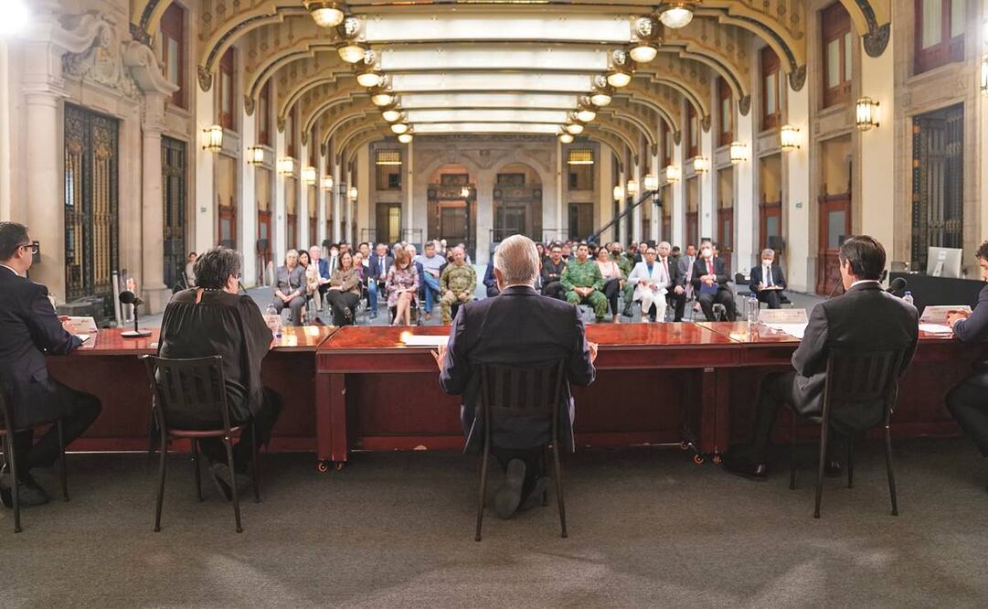 El presidente Andrés Manuel López Obrador asegura que los servidores públicos tienen garantizados sus sueldos, aguinaldos y se avanzará en las obras prioritarias. Foto: Tomada de Twitter. 