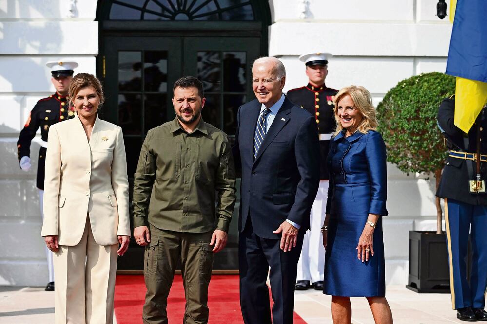 El presisidente estadounidense, Joe Biden, y la primera dama Jill Biden, con el mandatario ucraniano Voodimir Zelensky y la primera dama Olena Zelenska, en Washington. Foto: Saul Loeb | AFP