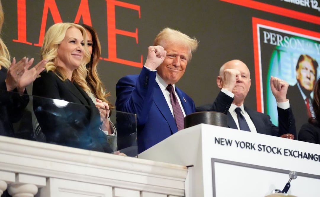 El próximo mandatario Donald Trump hace un gesto después de tocar la campana de apertura en la Bolsa de Valores de Nueva York, el jueves 12 de diciembre de 2024, en Nueva York. Foto: AP