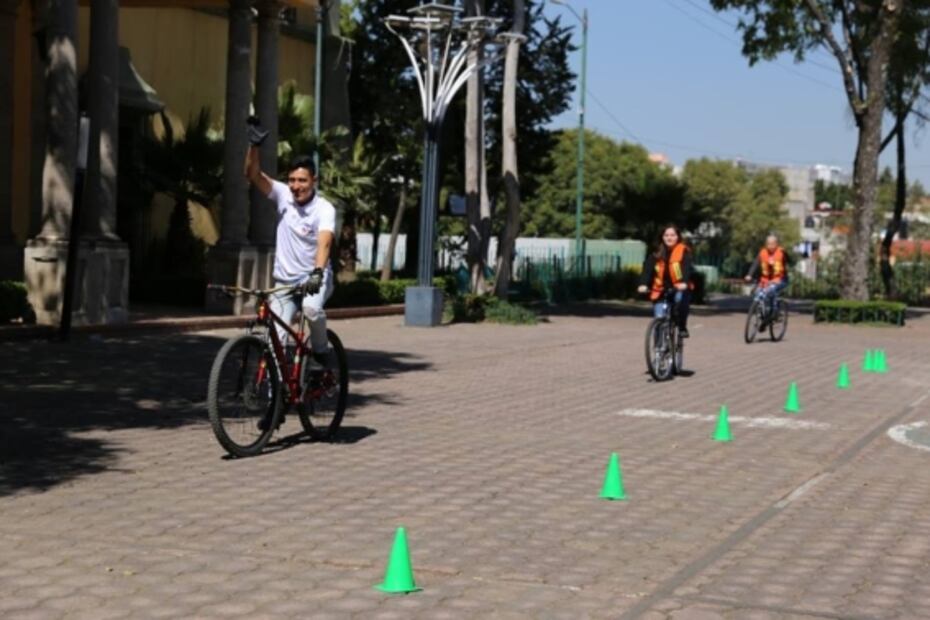 Una biciescuela para vencer el miedo de rodar en la Ciudad