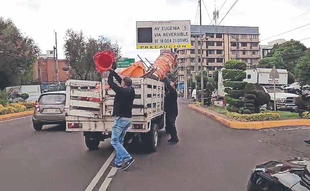Personal de Benito Juárez ha quitado 20 toneladas de objetos para apartar lugares en la vía pública. Foto Especial