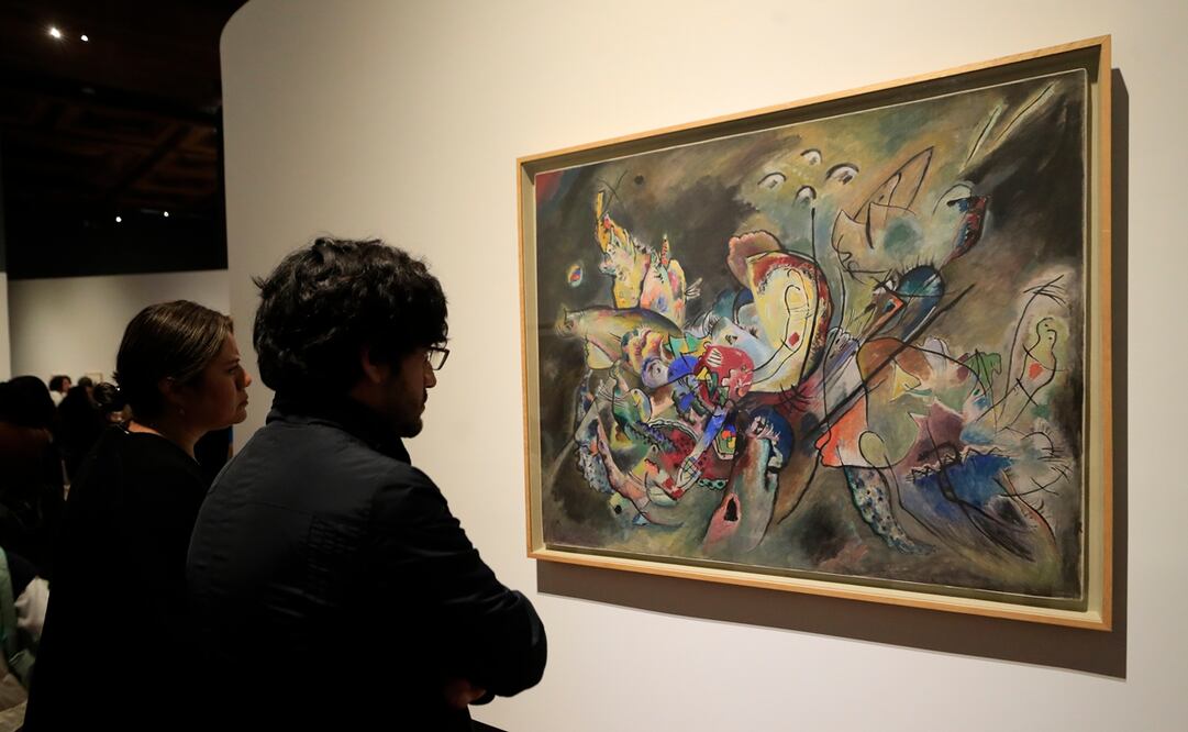 Personas ven una obra de Kandinski en una exposición. Foto: Archivo El Universal