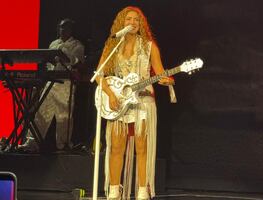 Shakira pone a bailar y cantar a Fernando Colunga, Abelito, Angelique Boyer y decenas de estrellas en un show íntimo