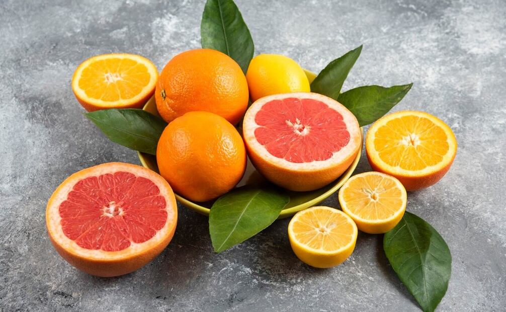 La vitamina C presente en cítricos, pimientos y hojas verdes es esencial para activar la síntesis de colágeno. Foto: Freepik