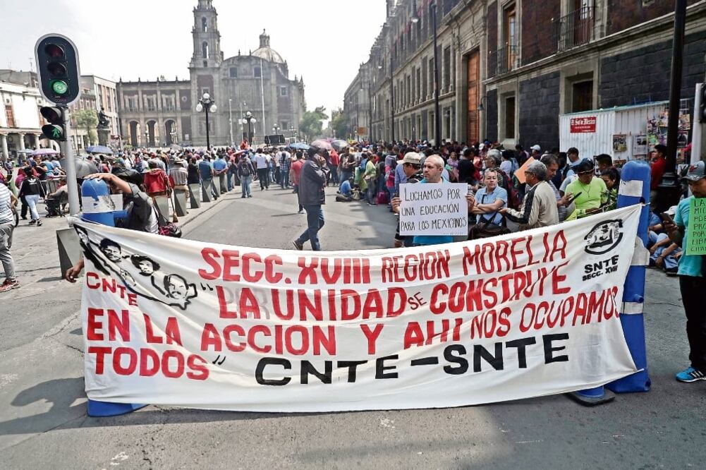 Integrantes de la CNTE se manifestaron frente a la sede de la Secretaría de Educación Pública en la Ciudad de México, como parte de su paro nacional (IVÁN STEPHENS. EL UNIVERSAL)
