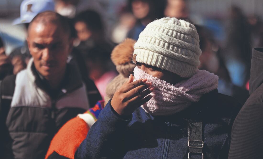 Migrantes de diversas nacionalidades que tenían cita en CBP One se encuentran en el cruce fronterizo El Chaparral, en espera de noticias sobre su situación migratoria. Foto: de Diego Simón Sánchez. El Universal