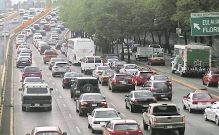 Vehículos con engomado rosa descansan este martes