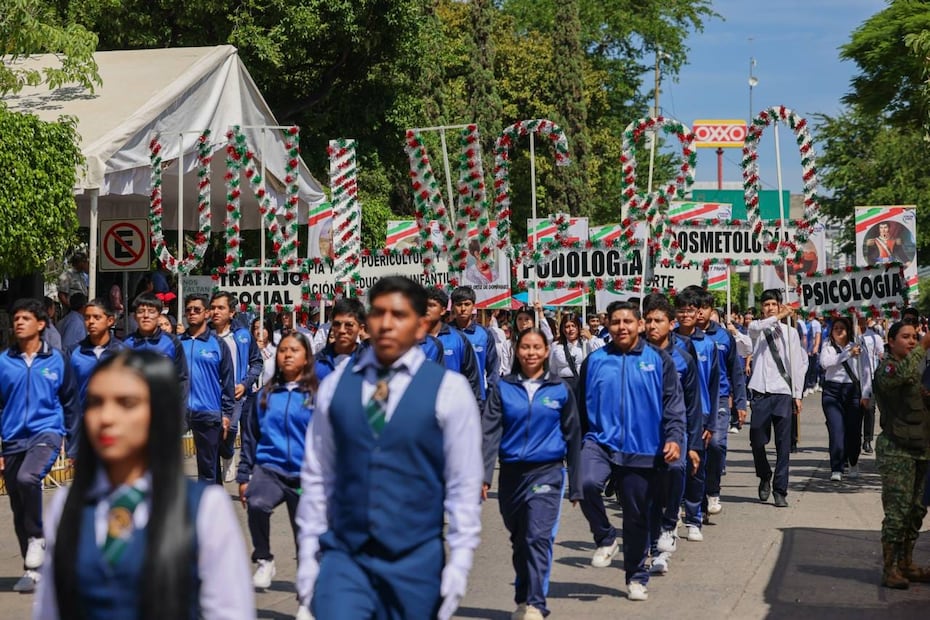 Elementos del Ejército Mexicano y de la Fuerza Aérea participaron en el desfile cívico-militar por el aniversario de la Independencia. Foto: Especial