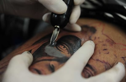 ¿Qué es más perjudicial para la salud, tapar un tatuaje o removerlo? 