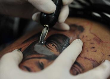 ¿Qué es más perjudicial para la salud, tapar un tatuaje o removerlo?