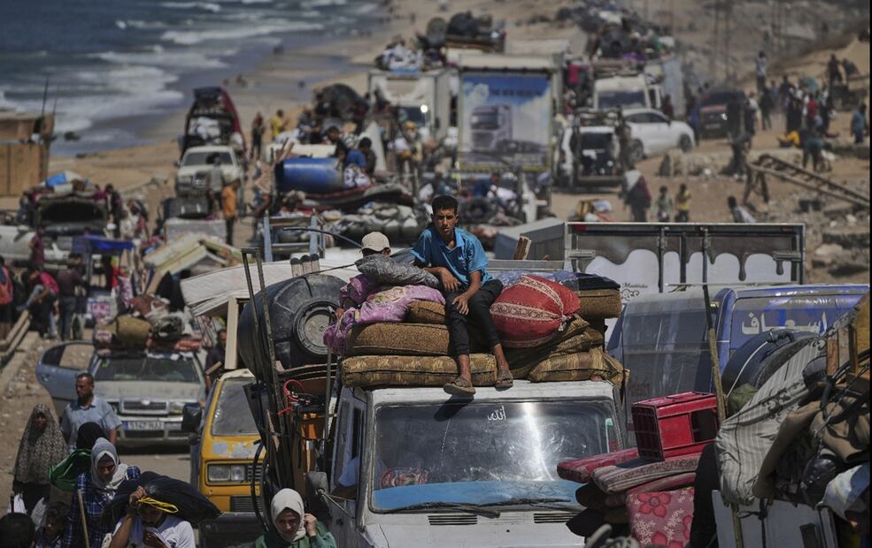 Miles de palestinos huyen de la Ciudad de Gaza, tras la intensificación de los ataques del ejército israelí en las últimas horas, el jueves 18 de septiembre de 2025. Foto: AP