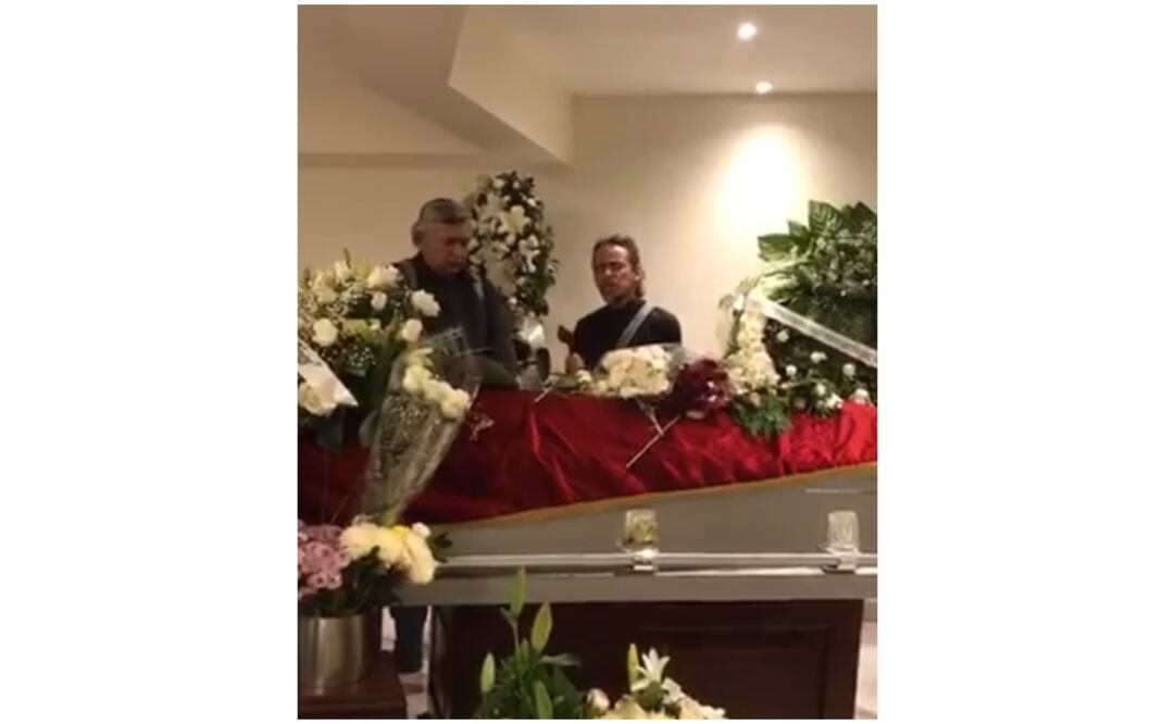 Rubén Albarrán se despide de Vega Gil. Foto: Captura de pantalla