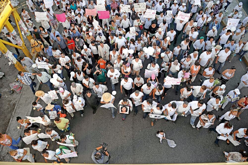 La marcha partió de la iglesia de Acatlipa hacia el Palacio Municipal, donde más de mil 500 personas pidieron justicia por el asesinato de Mota Ocampo (CIUDADANOS MX)