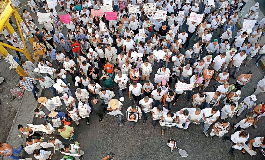 La marcha partió de la iglesia de Acatlipa hacia el Palacio Municipal, donde más de mil 500 personas pidieron justicia por el asesinato de Mota Ocampo (CIUDADANOS MX)